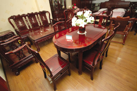 红木太师椅以及桌子的陈列