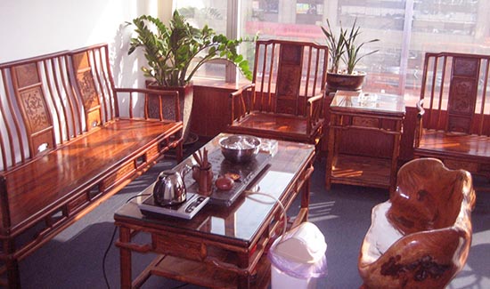 黄花梨桌椅组成的茶室