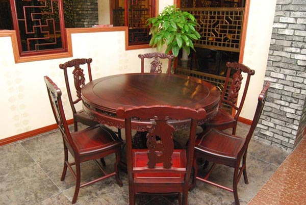 餐厅摆放的红酸枝桌椅