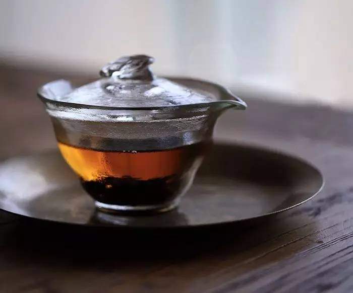 为什么普洱新茶热的时候苦涩，温的时候喝回甘？