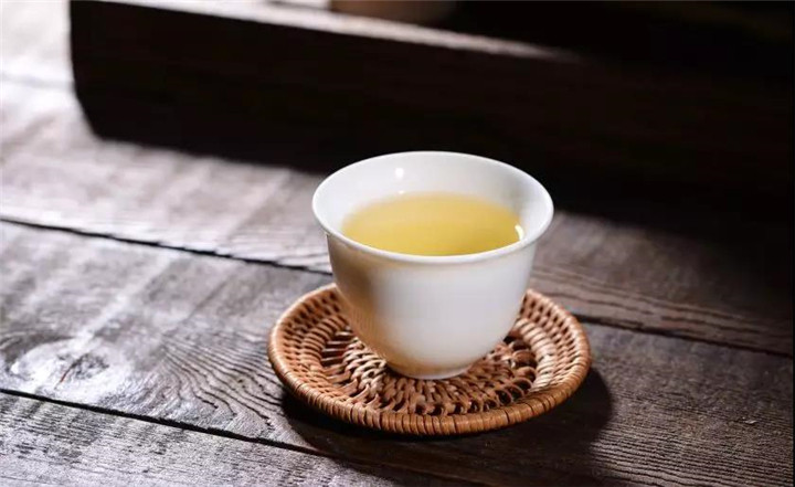  古树普洱茶与台地普洱茶的区别对比
